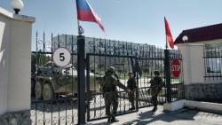 Воинские части Крыма подняли российские флаги Воинские части Крыма подняли российские флаги